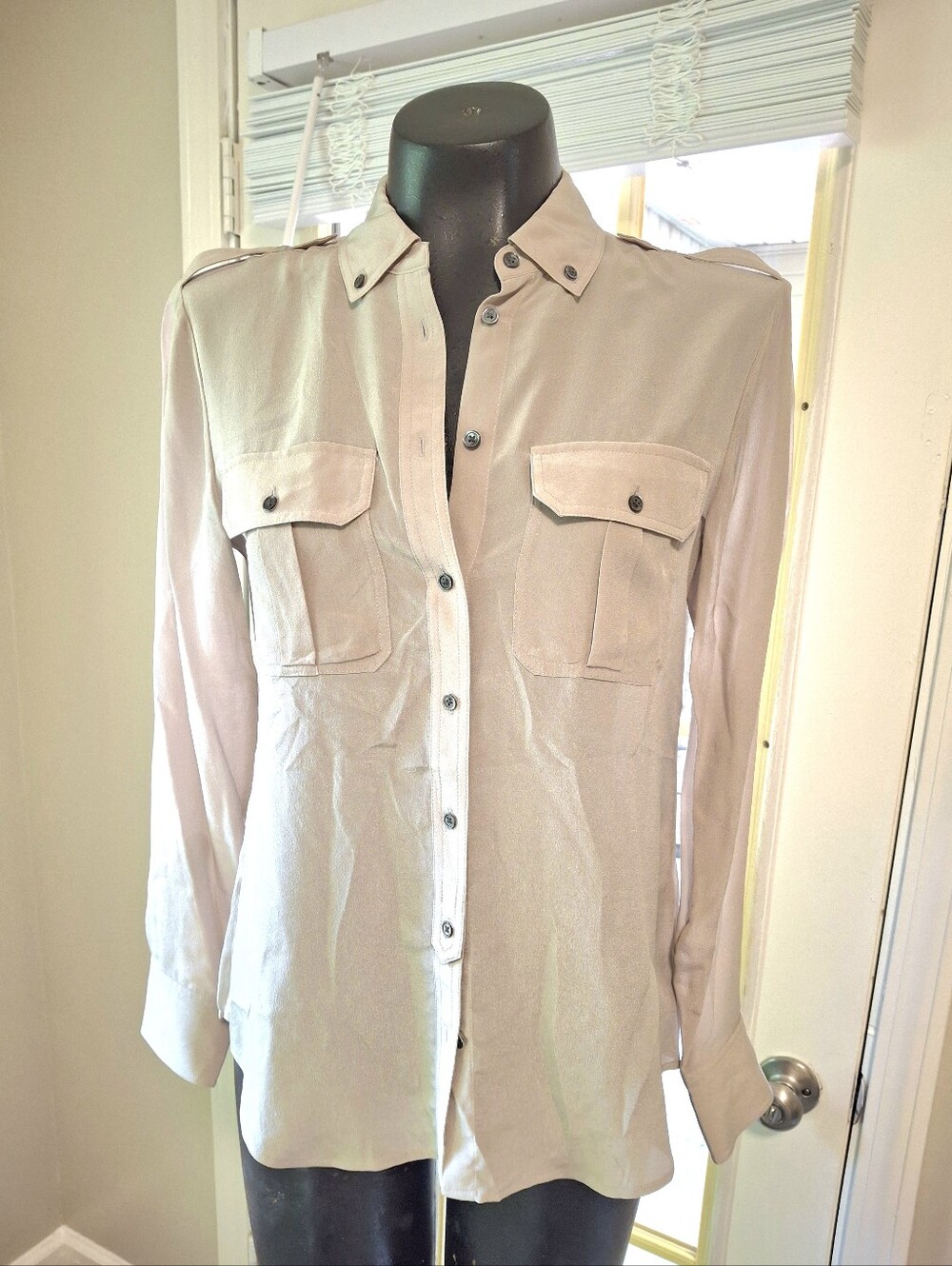 Banana Republic Women's Beige Silk Button Front Blouse NWOT Size XS Relaxed Fit